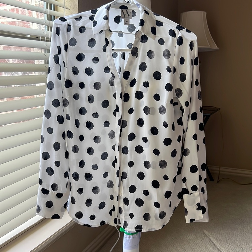 Worthington white v-neck blouse with black dots